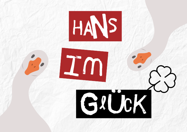 Der Titel des Theaterstücks "Hans im Glück" vor einem Hintergrund in Papierstruktur, flankiert von zwei Gänsen und einem Kleeblatt.
